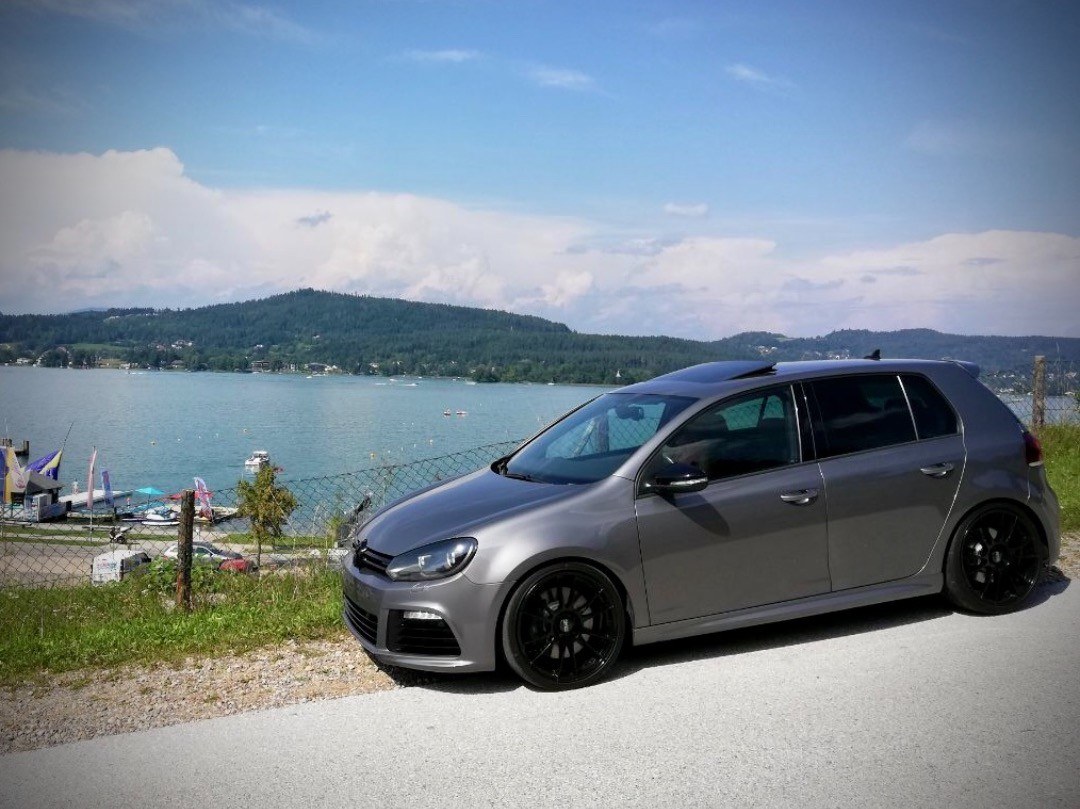 Grauer VW Golf VI R am Wörthersee