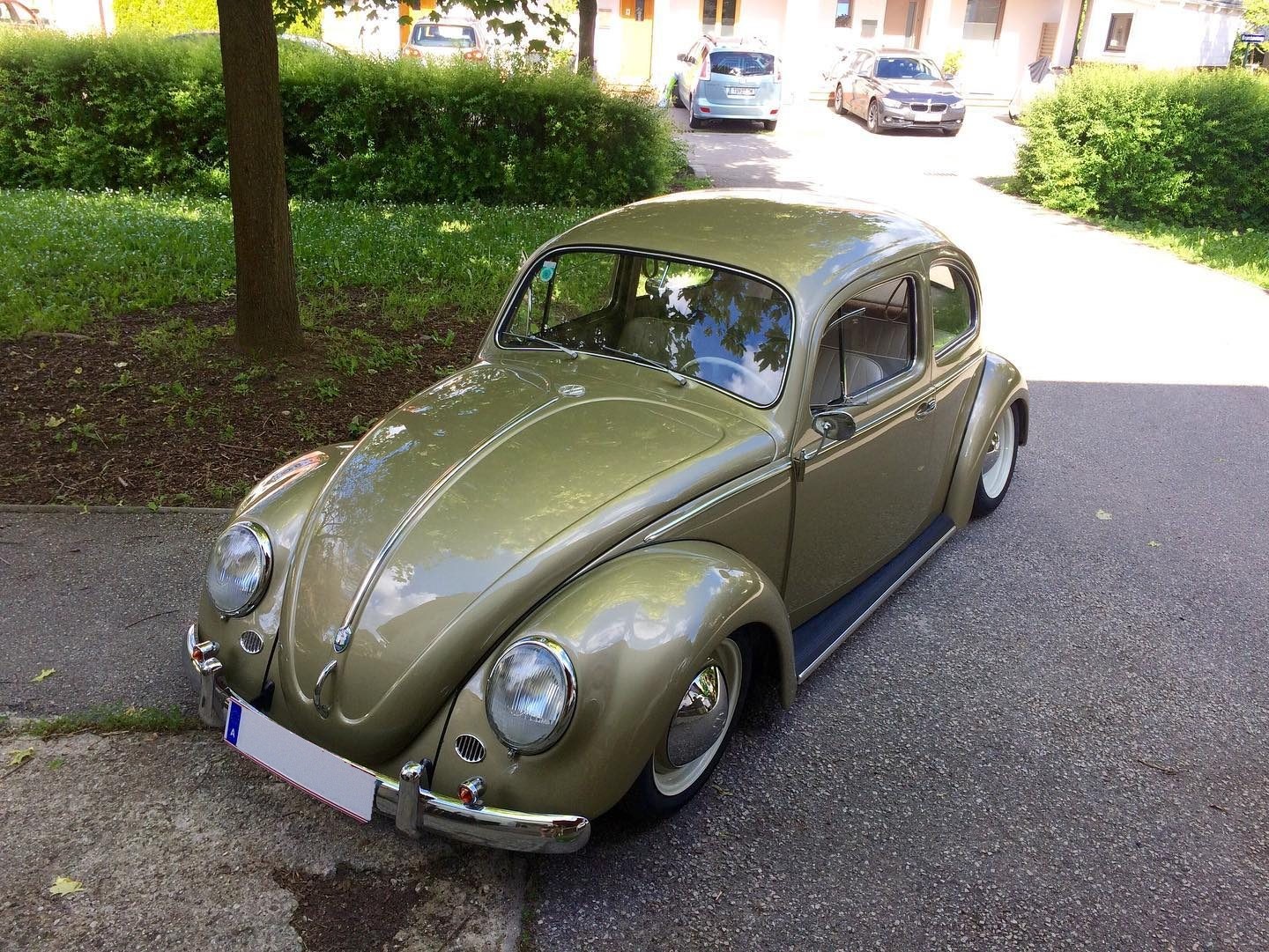 Olivgrüner VW Käfer Baujahr 1958, tiefergelegt