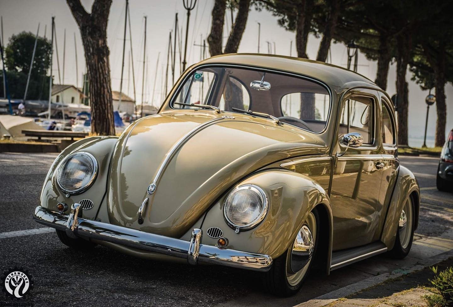 Olivgrüner VW Käfer 1958 am Gardasee
