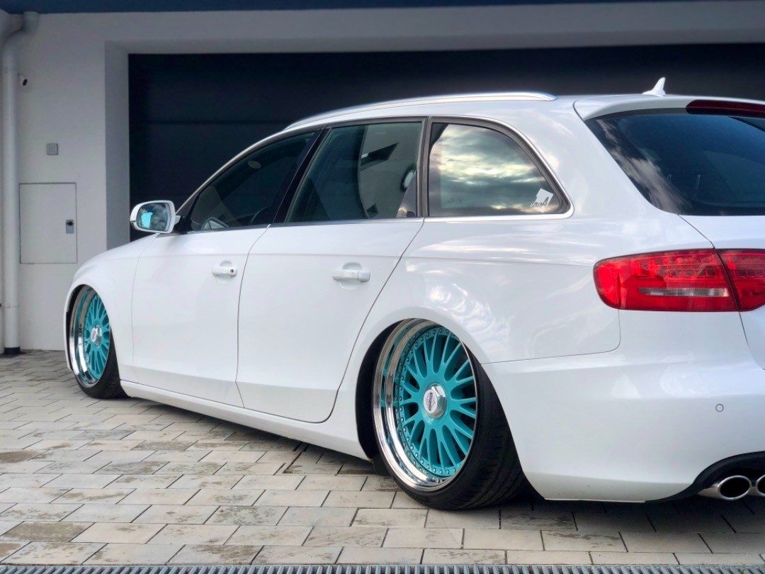 Weißer Audi A4 Avant auf Luftfahrwerk