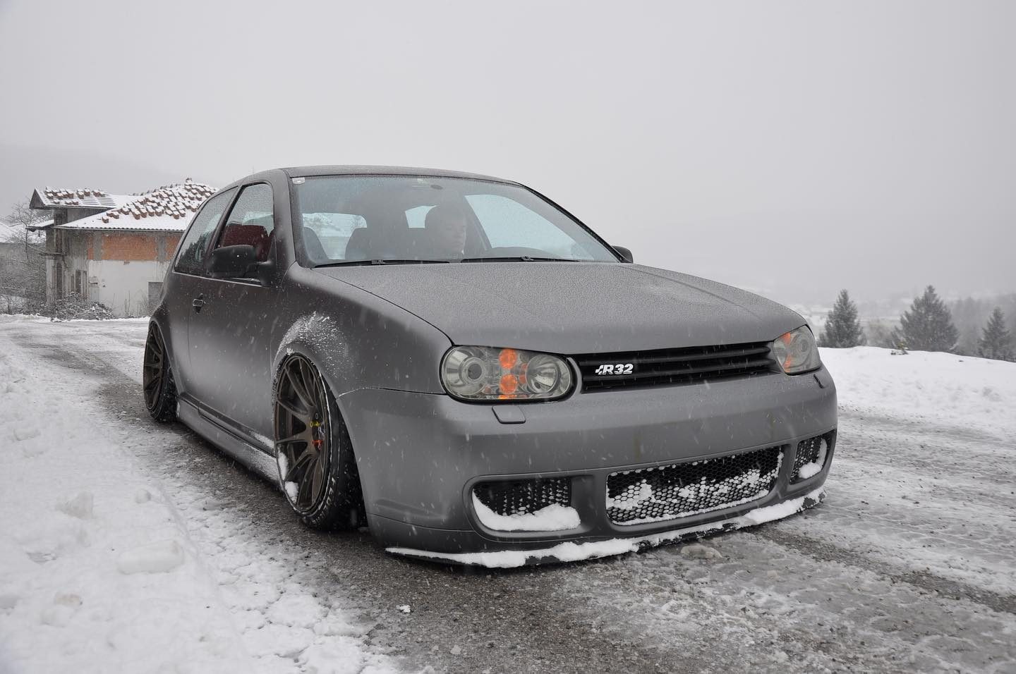 Grauer VW Golf IV R32 im Schnee