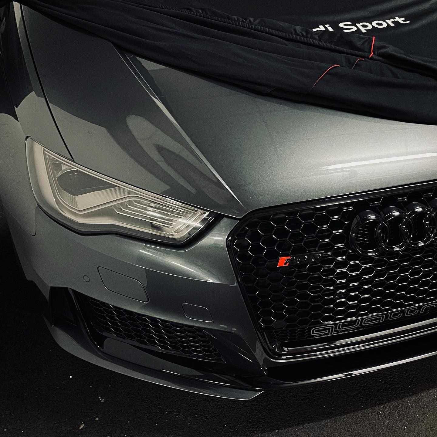 Front eines Audi RS3 8V in Daytonagrau mit Wabengrill