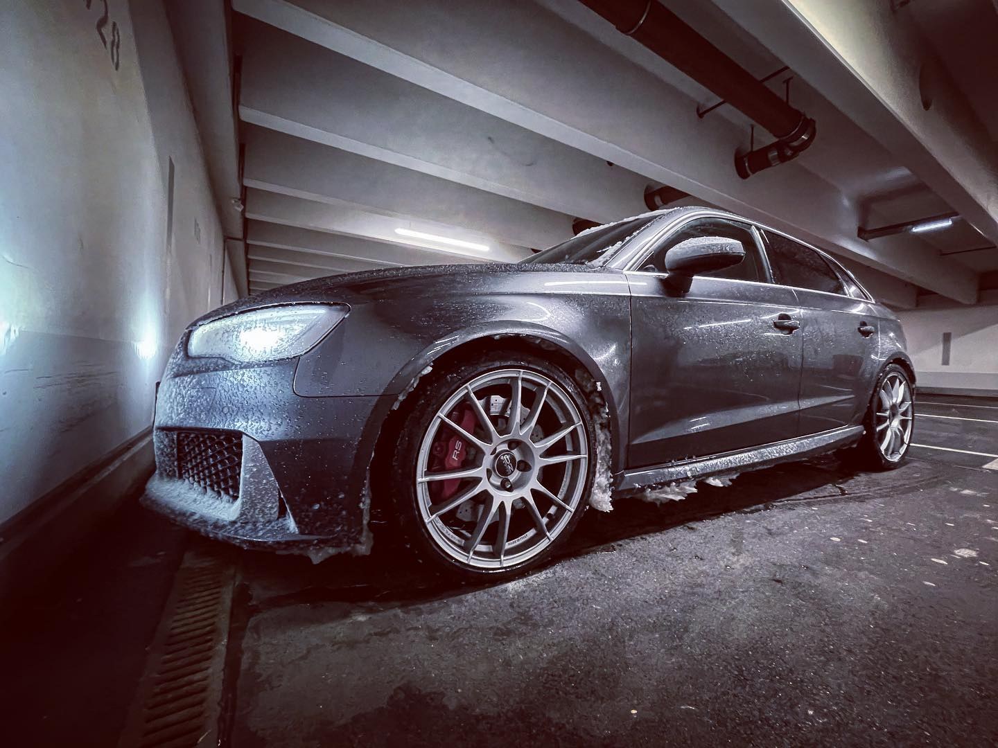 Grauer Audi RS3 Sportback in einer Tiefgarage