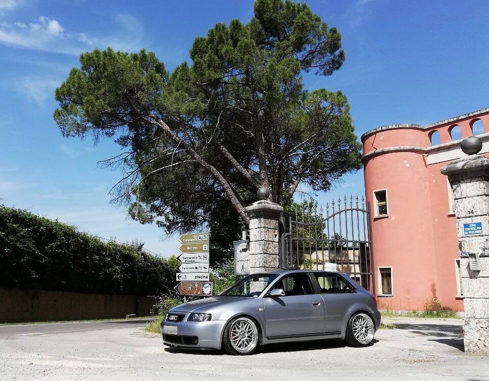 Silberner Audi S3 vor einem Schloss am Gardasee