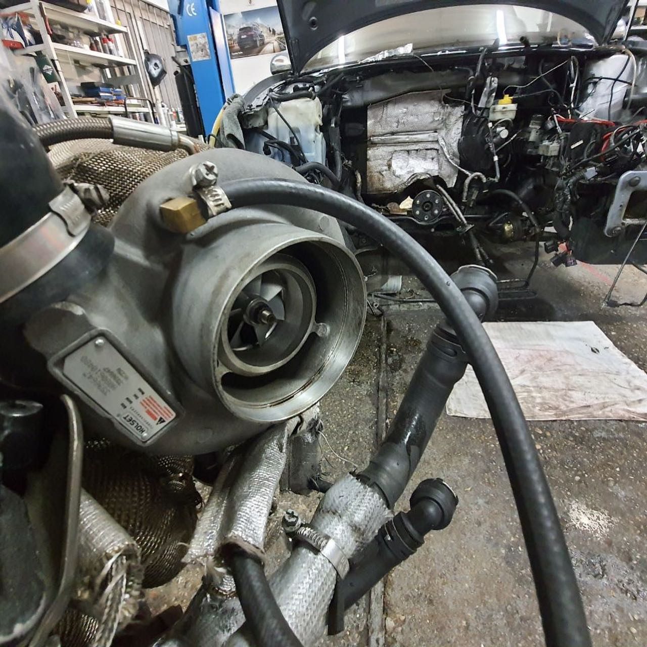Holset-Turbolader am Motor