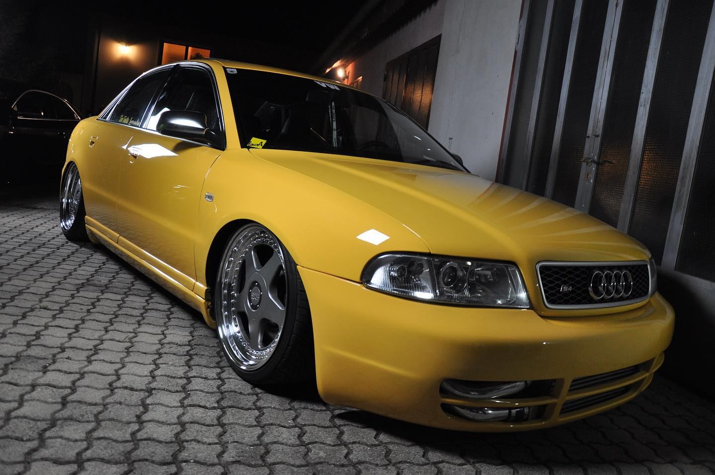 Imolagelber Audi S4 B5 auf Mehrteilern bei Nacht