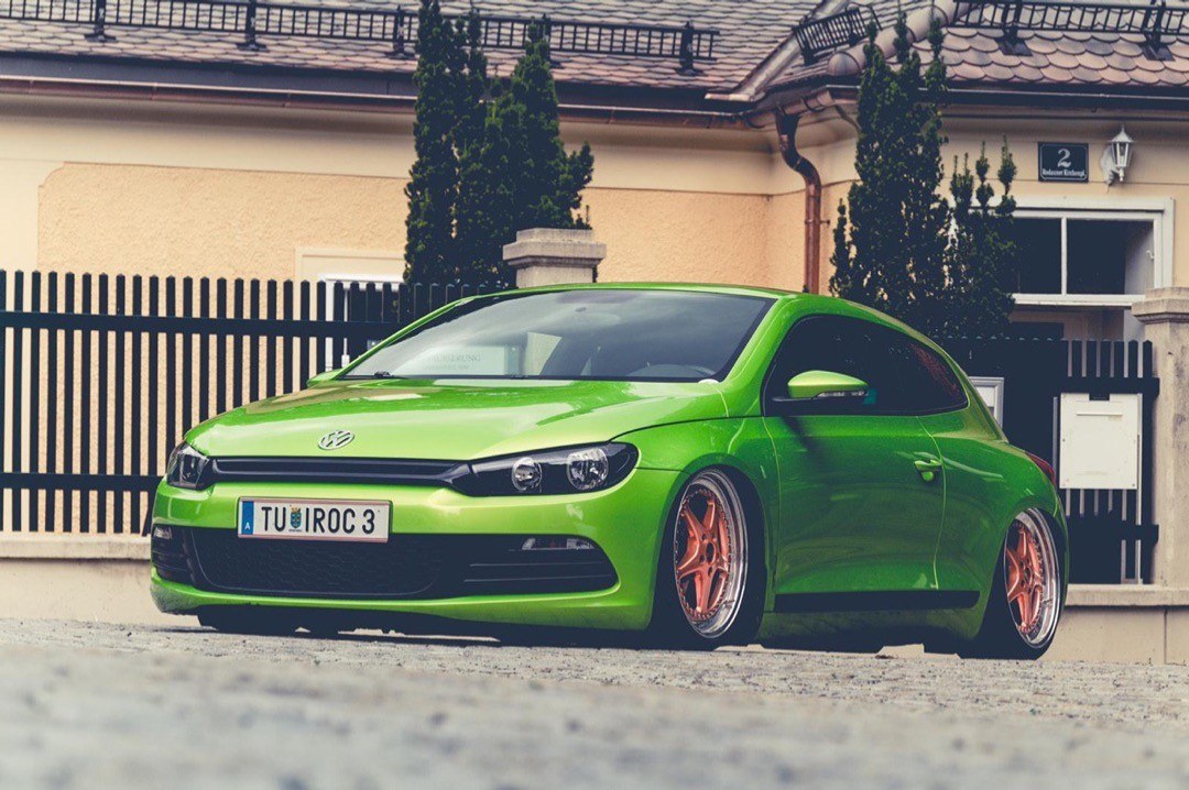Hellgrüner VW Scirocco III auf Luftfahrwerk mit kupferfarbenen Felgen