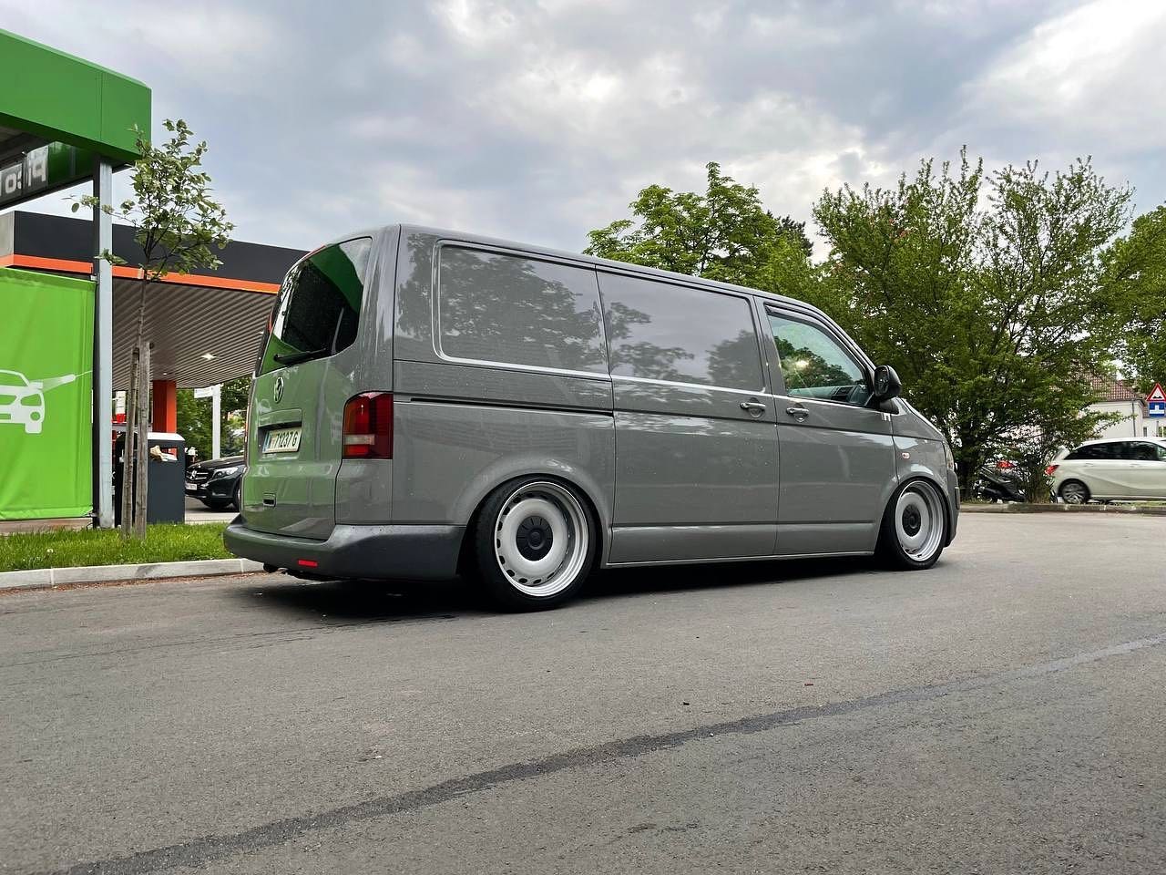 Grauer VW T5 Transporter auf Luftfahrwerk mit Stahlfelgen