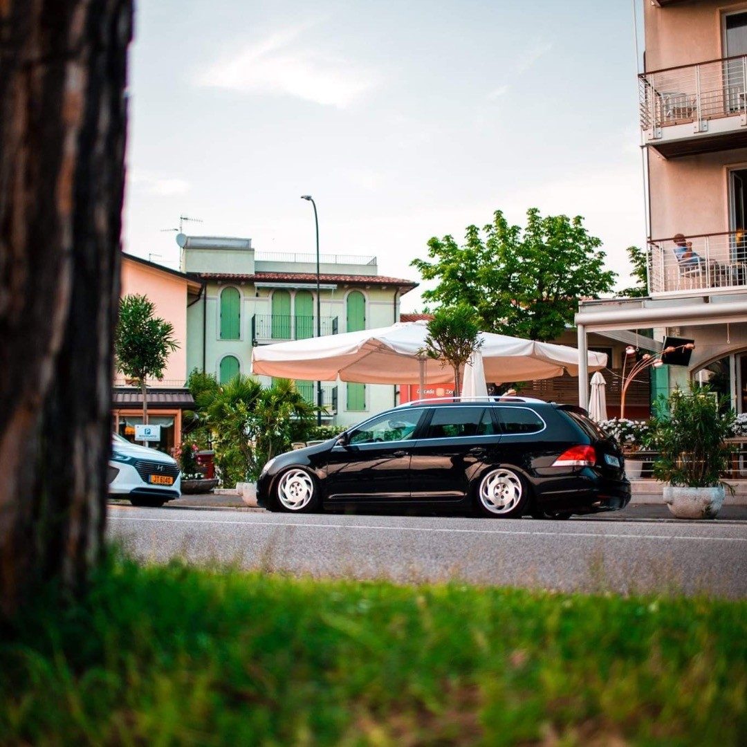 Tiefergelegter VW Golf Variant beim SO.GA am Gardasee