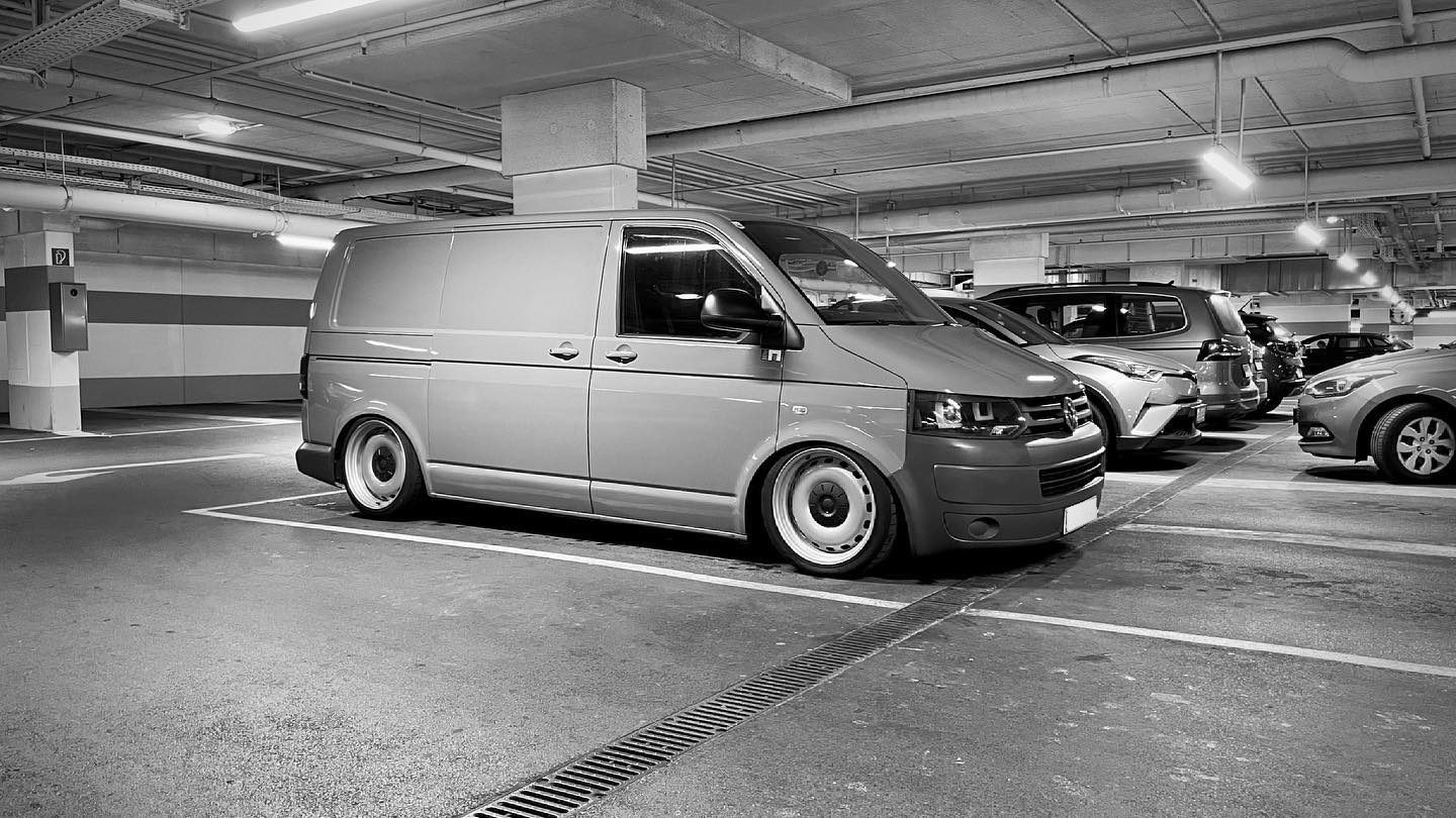 Tiefergelegter VW T5 in einer Tiefgarage, schwarz-weiß