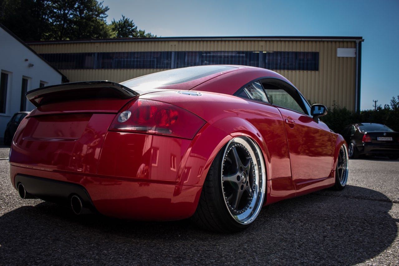 Roter Audi TT 8N mit Heckspoiler auf Mehrteilern